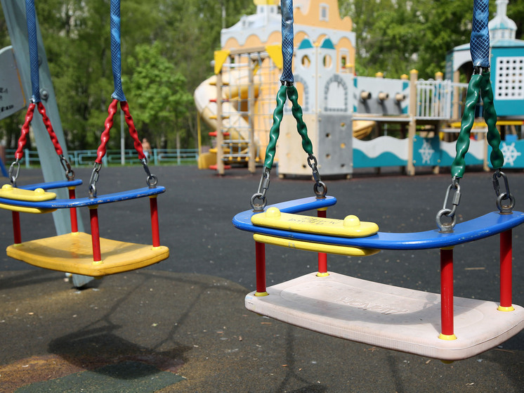 Московские родители проводят больше тысячи часов в год на детских площадках
