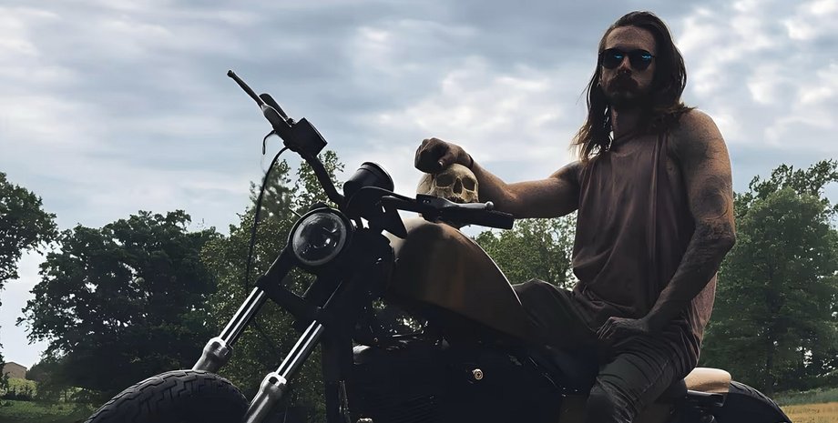 мужчина мотоцикле с черепом