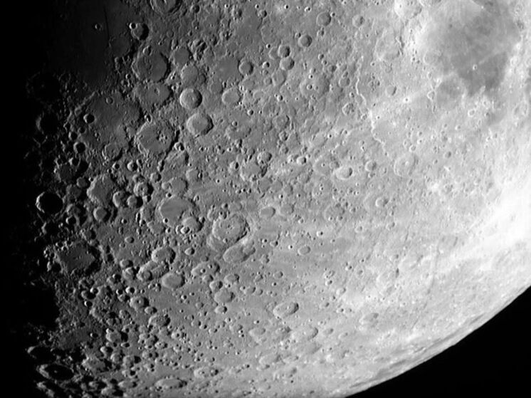 В ГЕОХИ РАН уточнили, когда на Луне было особенно «жарко» от бомбардировок метеоритами