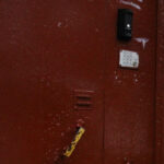 Подростка ударило током от железной двери: энергия прошла через ключ