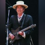Боб Дилан довел публику до слез, исполнив кавер на песню Шейна Макгоуэна