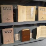 Детские фотографии, фронтовые блокноты, заграничные магнитофоны: в Москве открылась выставка к 110-летию Константина Симонова