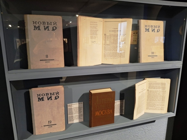 Детские фотографии, фронтовые блокноты, заграничные магнитофоны: в Москве открылась выставка к 110-летию Константина Симонова