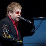 Элтон Джон почти ослеп, но петь не перестал