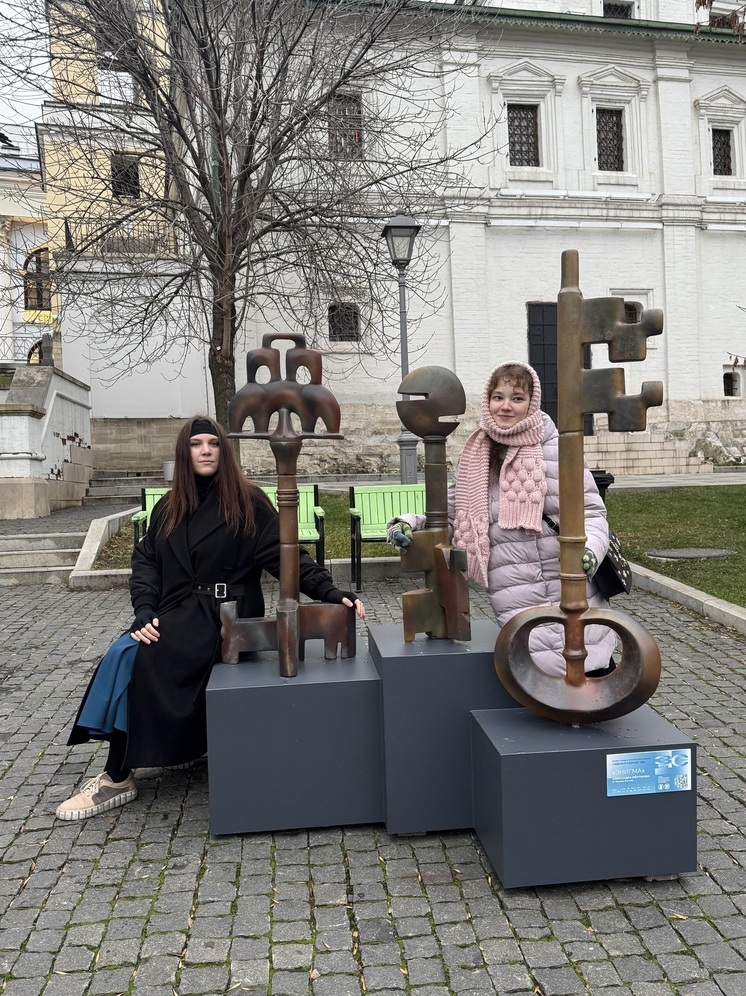 Гигантские ключи-загадки установили у Старого Английского двора в Москве