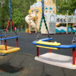 Названо время, которое родители проводят на детских площадках в Москве