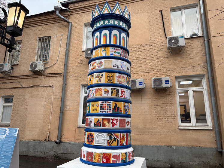 Печка-труба согревает москвичей: во дворике на Петровке появилась новая инсталляция