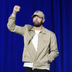 «Ранимый гаденыш» Эминем подал в суд на австралийские зонтики