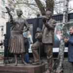 С Пушкинского снято проклятие: в Москве открыли памятник основателям театра