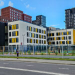 Женщины готовы доплатить миллион рублей за жилье со школой во дворе