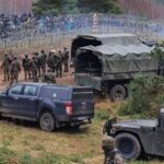 Лукашенко запускает мигрантов в Польшу через вырытый в лесу туннель (видео)»>