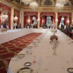 Национальное достояние: стюард вынес из дворца президента Франции столовое серебро и фарфор»>