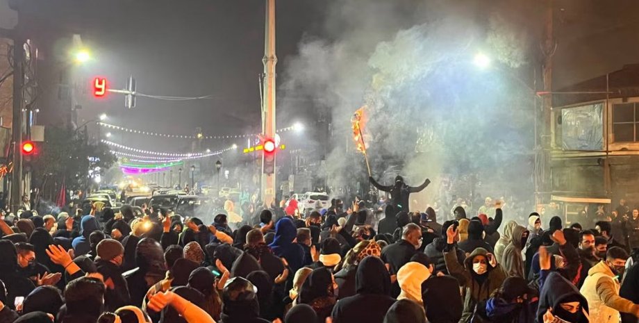 «Не вмешиваются», но дают оружие и блокируют связь: как РФ подавляет протесты в Иране, — СМИ»>