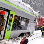 Пассажиров пришлось откапывать: лавина снесла поезд в Швейцарии (фото)»>