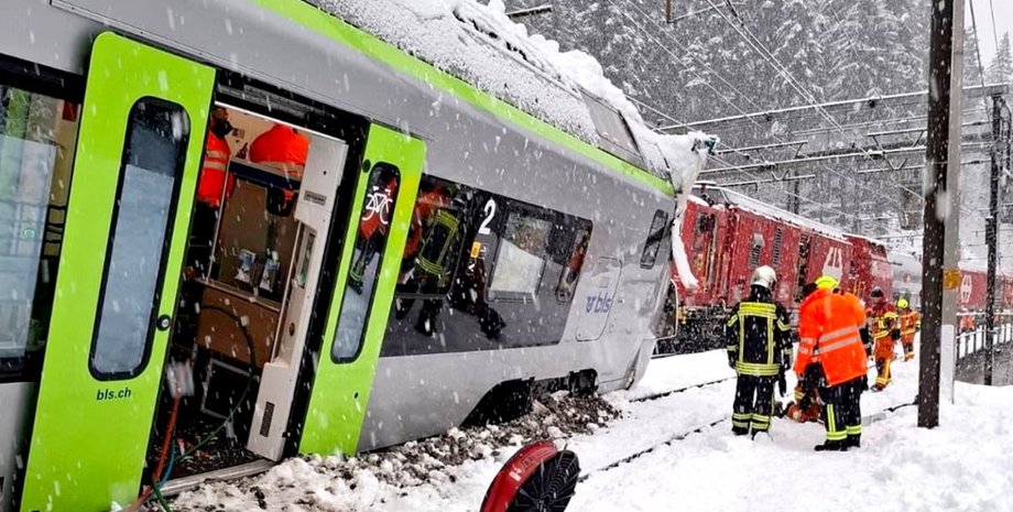 Пассажиров пришлось откапывать: лавина снесла поезд в Швейцарии (фото)»>