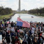 «Без королей»: в США протестуют миллионы людей, требуя у Трампа «снять корону» (видео)»>