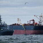 «Путин потирает руки»: Королевскому флоту Британии разрешили проверять суда «теневого флота» РФ»>