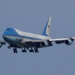 Неизвестный дрон заметили возле самолета Трампа, — соцсети (видео)»>