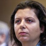 По-прежнему «ложится в постель со своим мужем»: Симоньян спит рядом с прахом Кеосаяна»>