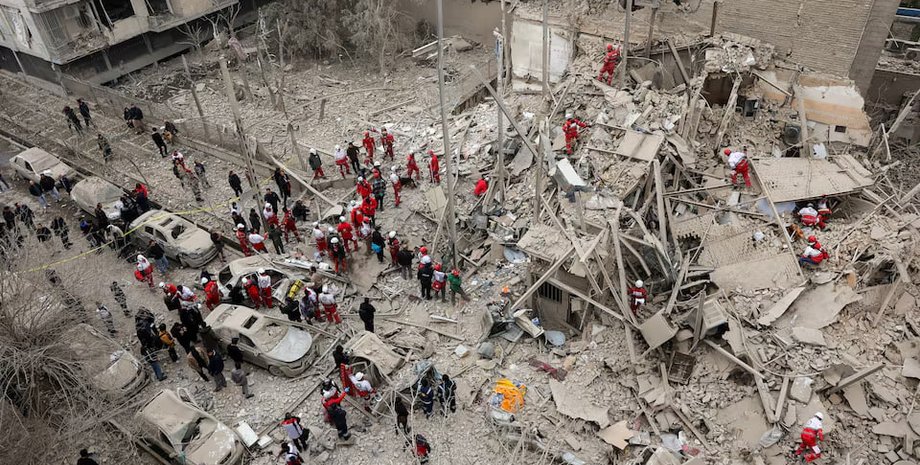 Сотрудники экстренных служб работают на месте удара по дому на фоне американо-израильского конфликта с Ираном