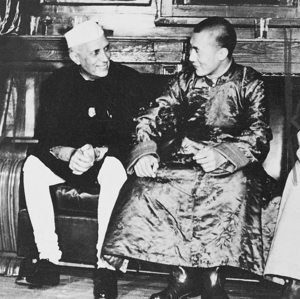 Тенцзин Гьяцо, 14-й Далай-лама, встречается с премьер-министром Индии Джавахарлалом Неру в Пекине, 1954 год