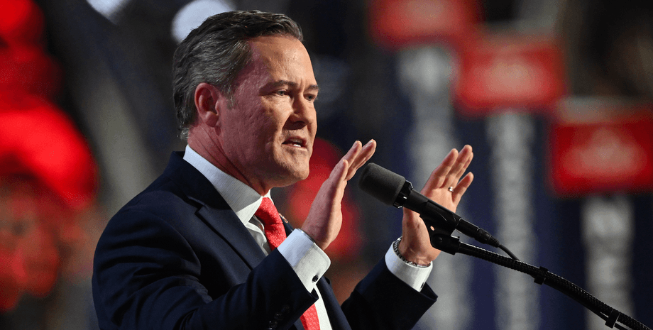 Постпред США при ООН Майк Волтц с кепкой MUNGA на Мюнхенской конференции по безопасности